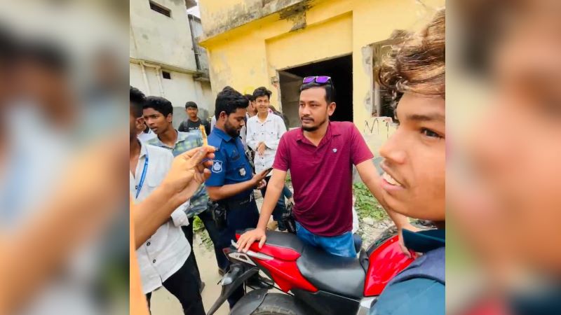 গাঁজা সেবনকালে পুলিশের দুই সদস্যকে আটক করল শিক্ষার্থীরা